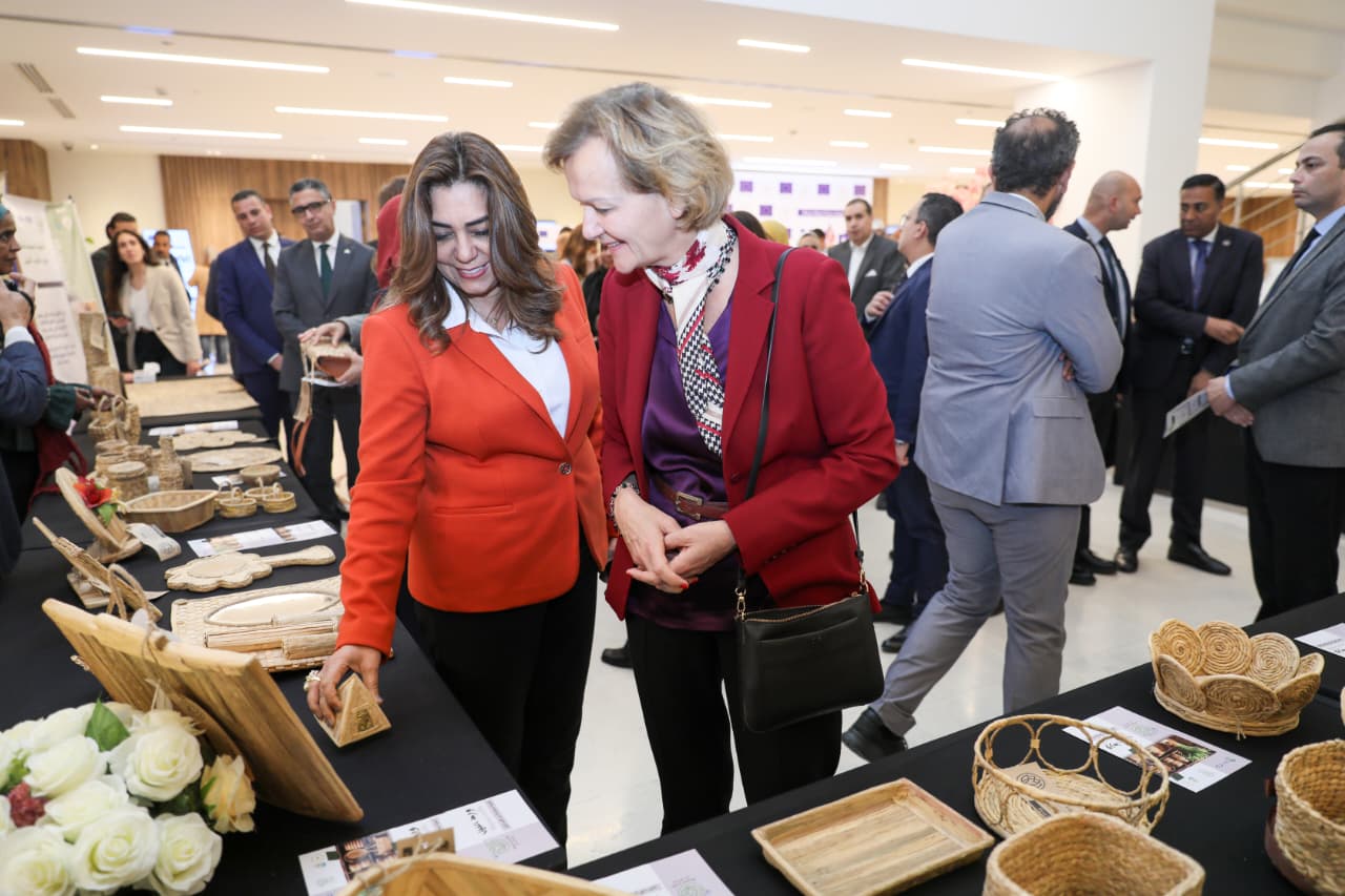 السفيرة أنجلينا إيخهورست السفيرة أنجلينا إيخهورست