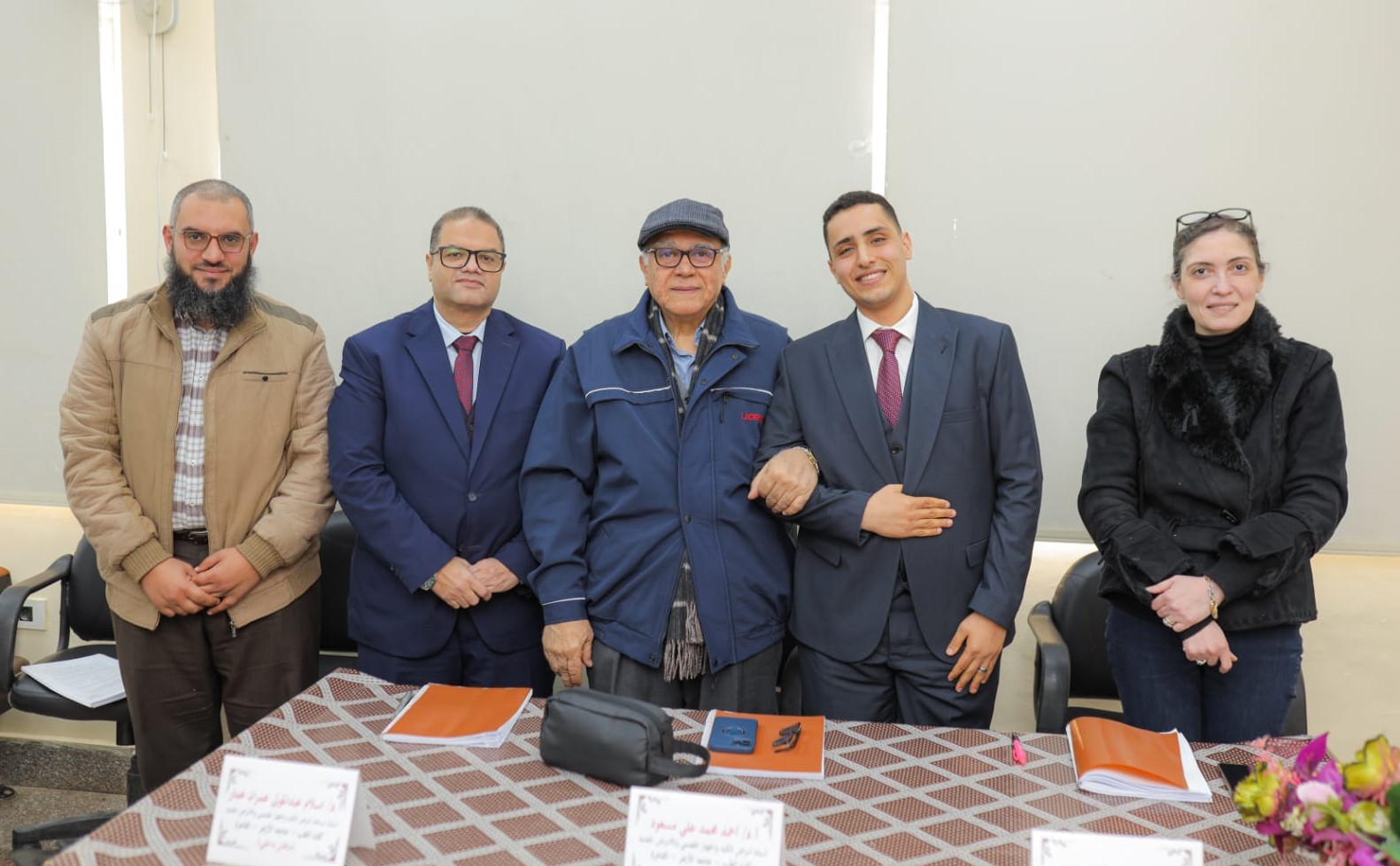 الباحث ولجنة المناقشة