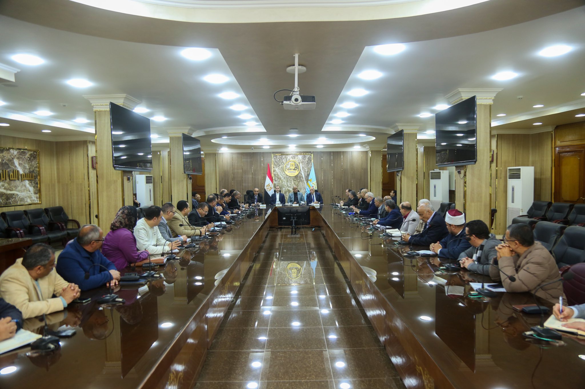 مناقشة الاستعدادات لعيد الفطر