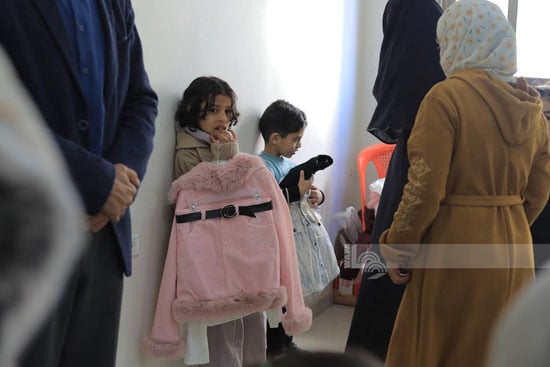 طفلة تحمل لبس العيد طفلة تحمل لبس العيد