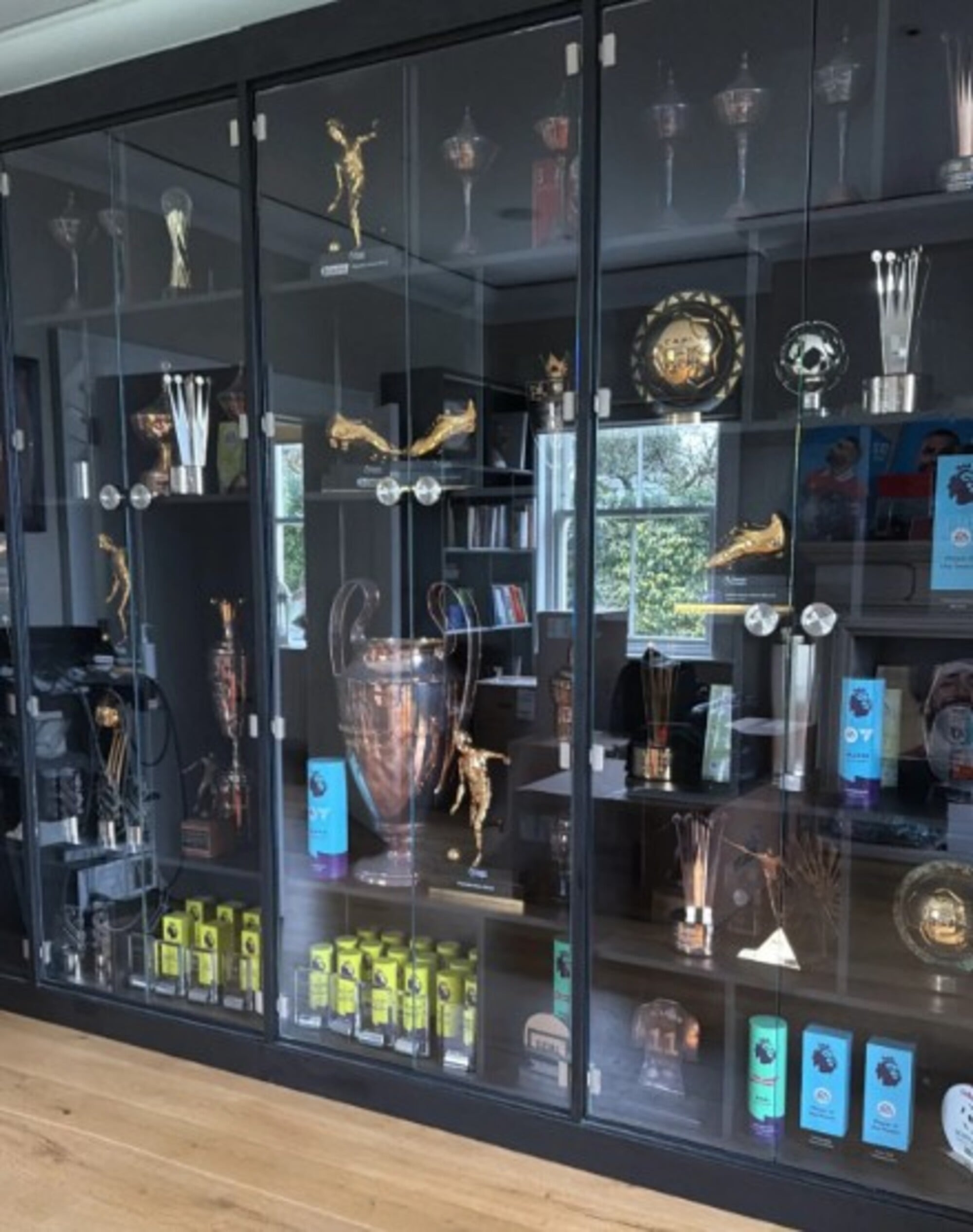 دولاب بطولات محمد صلاح دولاب بطولات محمد صلاح