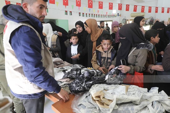 توزيع الملابس على الأطفال توزيع الملابس على الأطفال