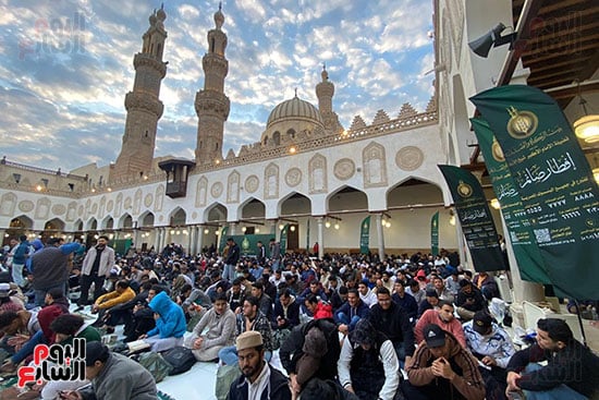 أفطار عشرة ألاف صائم