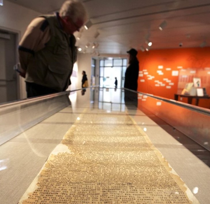 مخطوطة طولها 37 متر مخطوطة طولها 37 متر