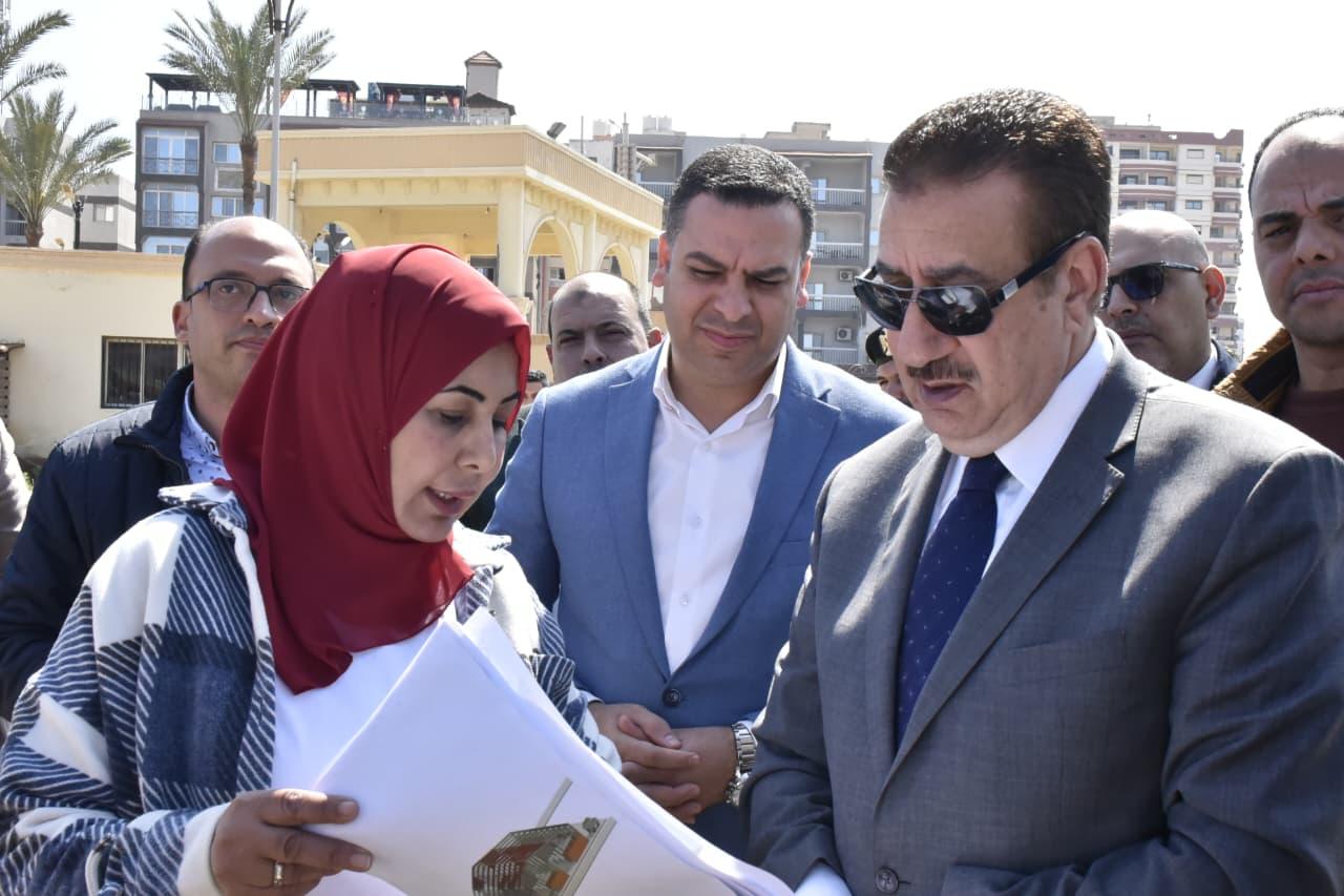 المحافظ يطلع علي المقترح المحافظ يطلع علي المقترح