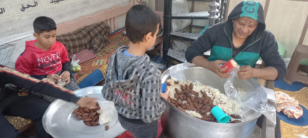 أطفال تساهم في التكية