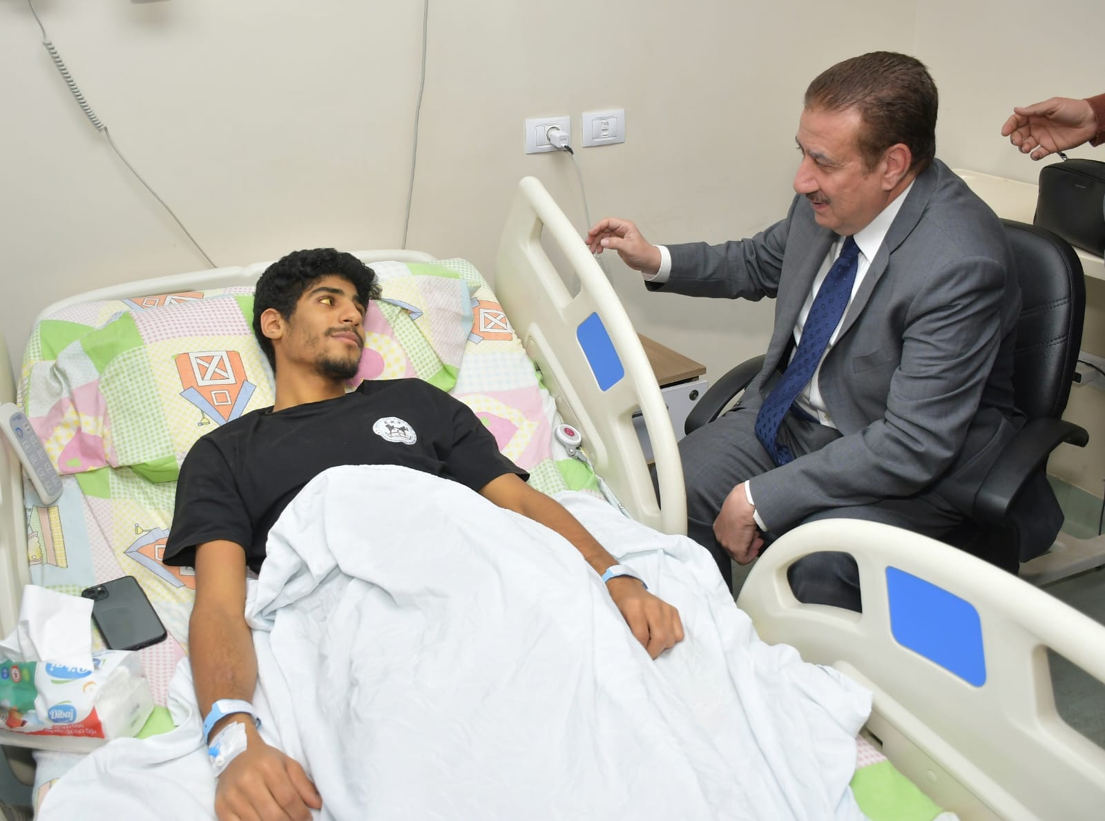 المحافظ يطمئن غلى اللاعب