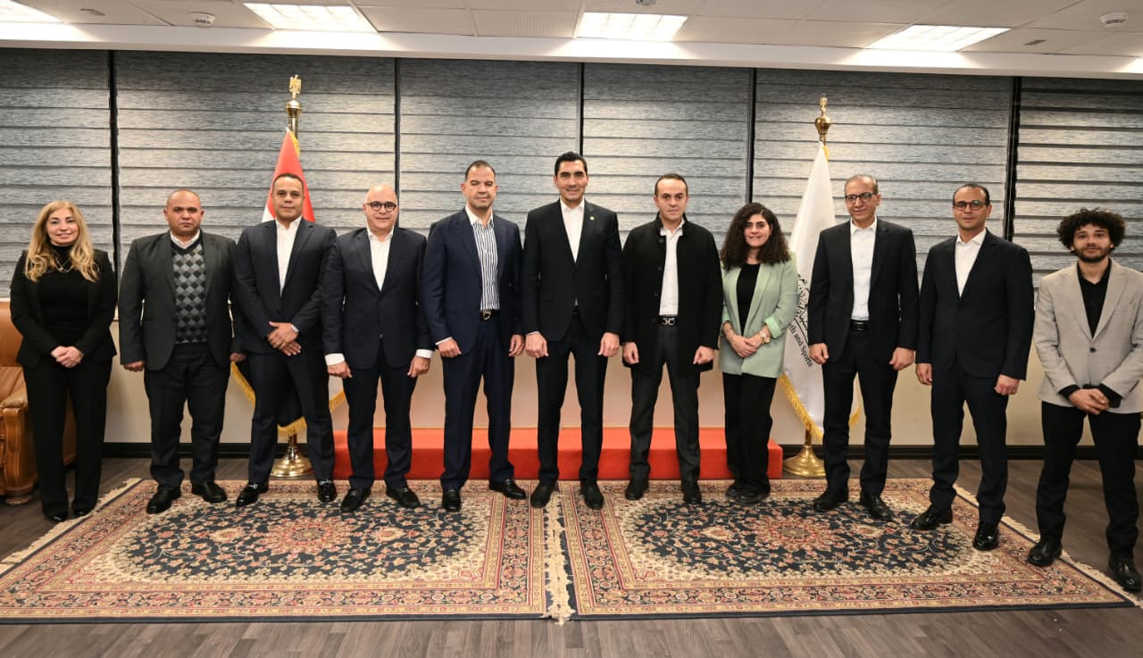 وزير الرياضة وشركة ستادات