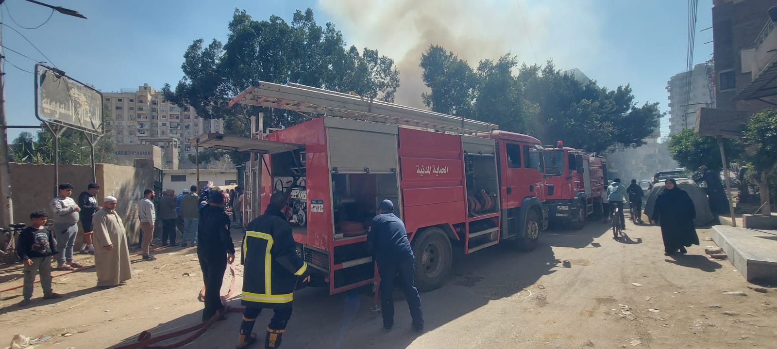 سيارات الإطفاء بموقع الحريق سيارات الإطفاء بموقع الحريق