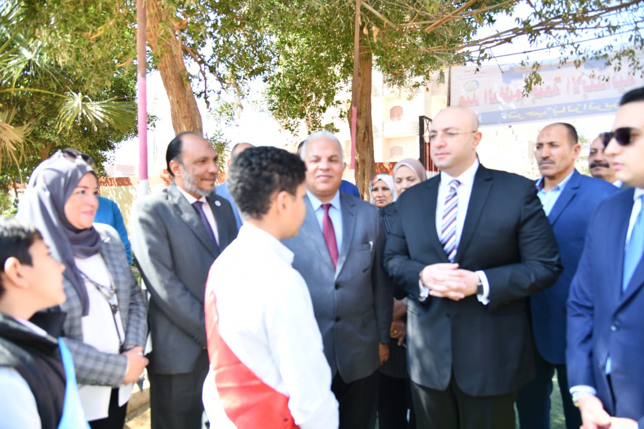 محافظ الفيوم خلال الجولة