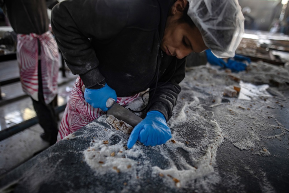 صناعة الحلويات فى غزة (7)