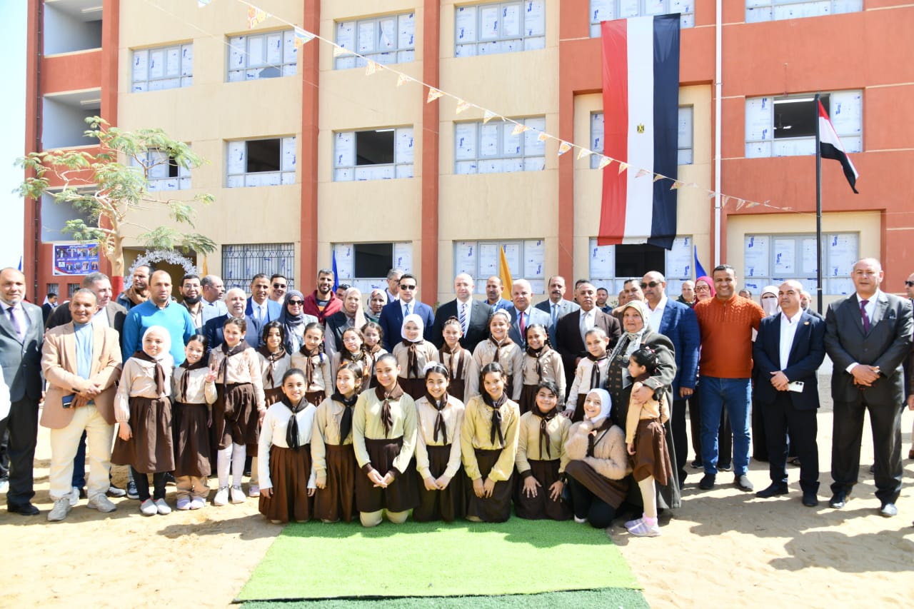 محافظ الفيوم مع الطلاب والمعلمين