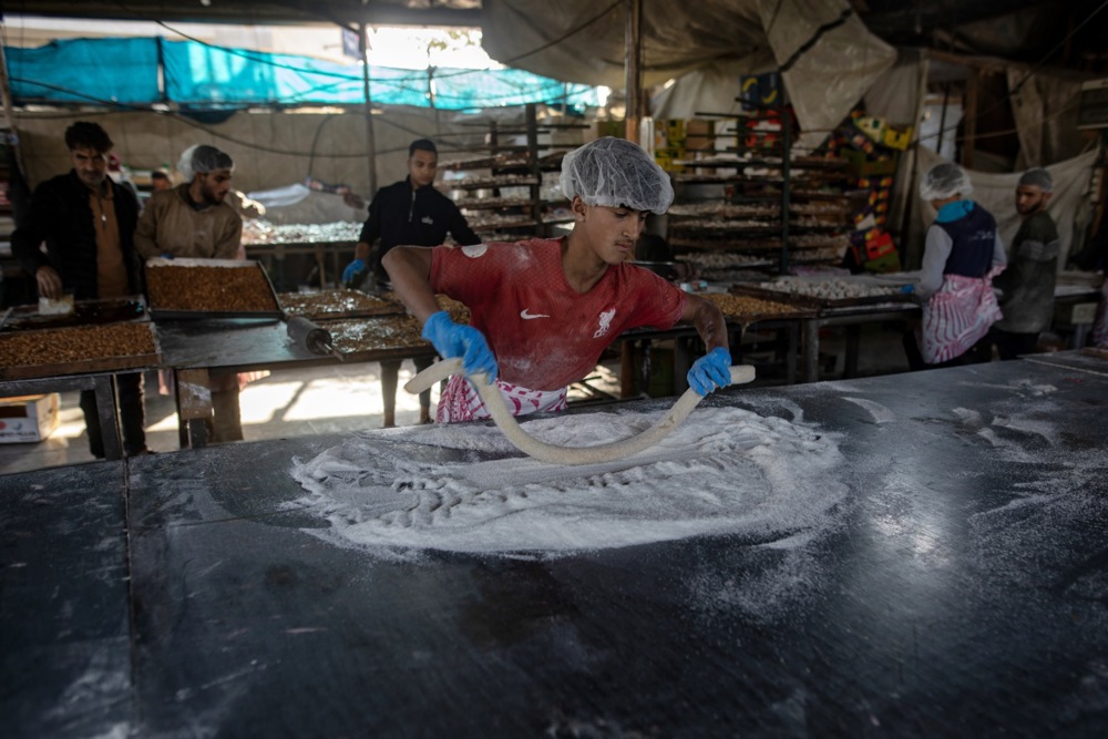 صناعة الحلويات فى غزة (10)