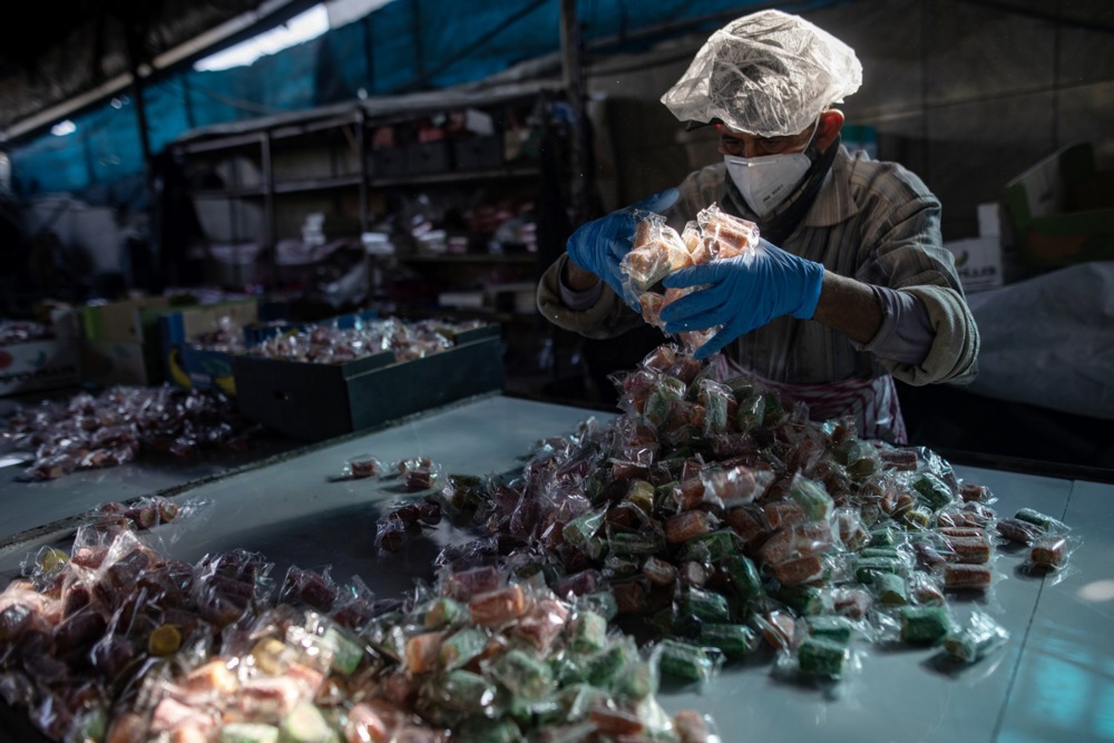 صناعة الحلويات فى غزة (8)