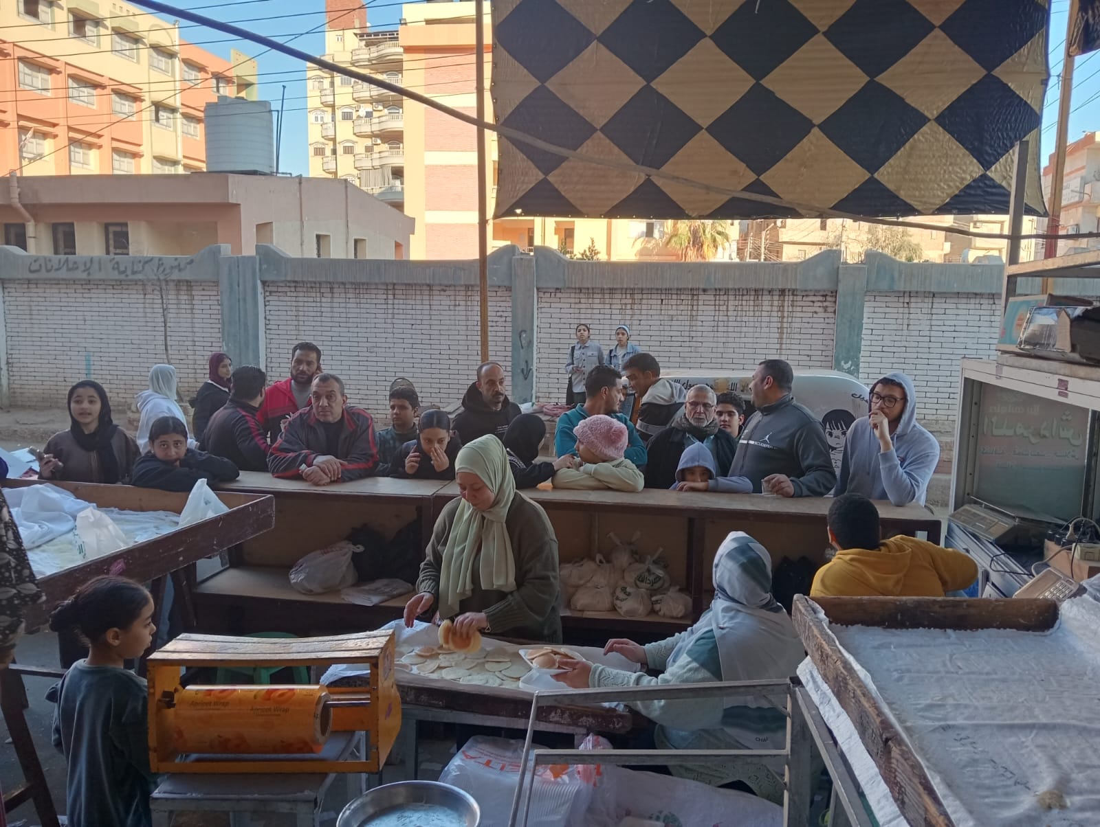 الإقبال على شراء الكنافة في بيلا