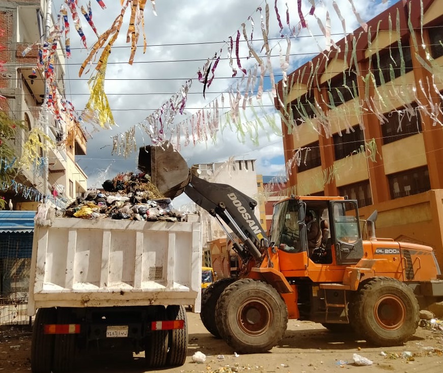 رفع المخلفات من أمام المدارس