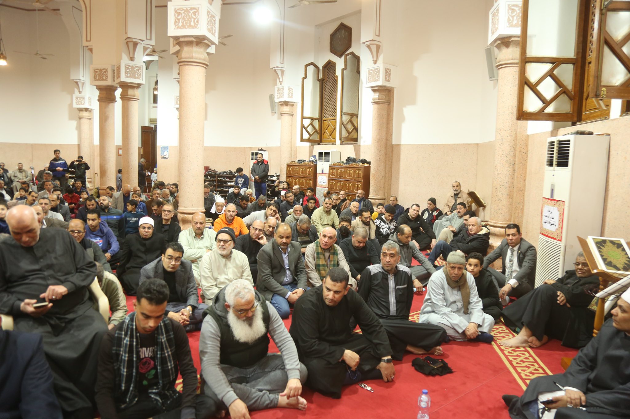 الحضةر بالمسجد خلال الاحتفال بليلة القدر