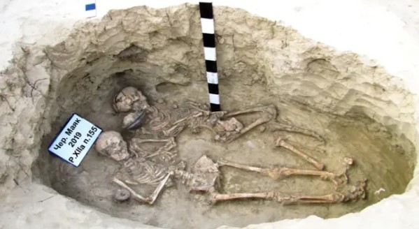 مقبرة مزدوجة بها معدن أحمر سام