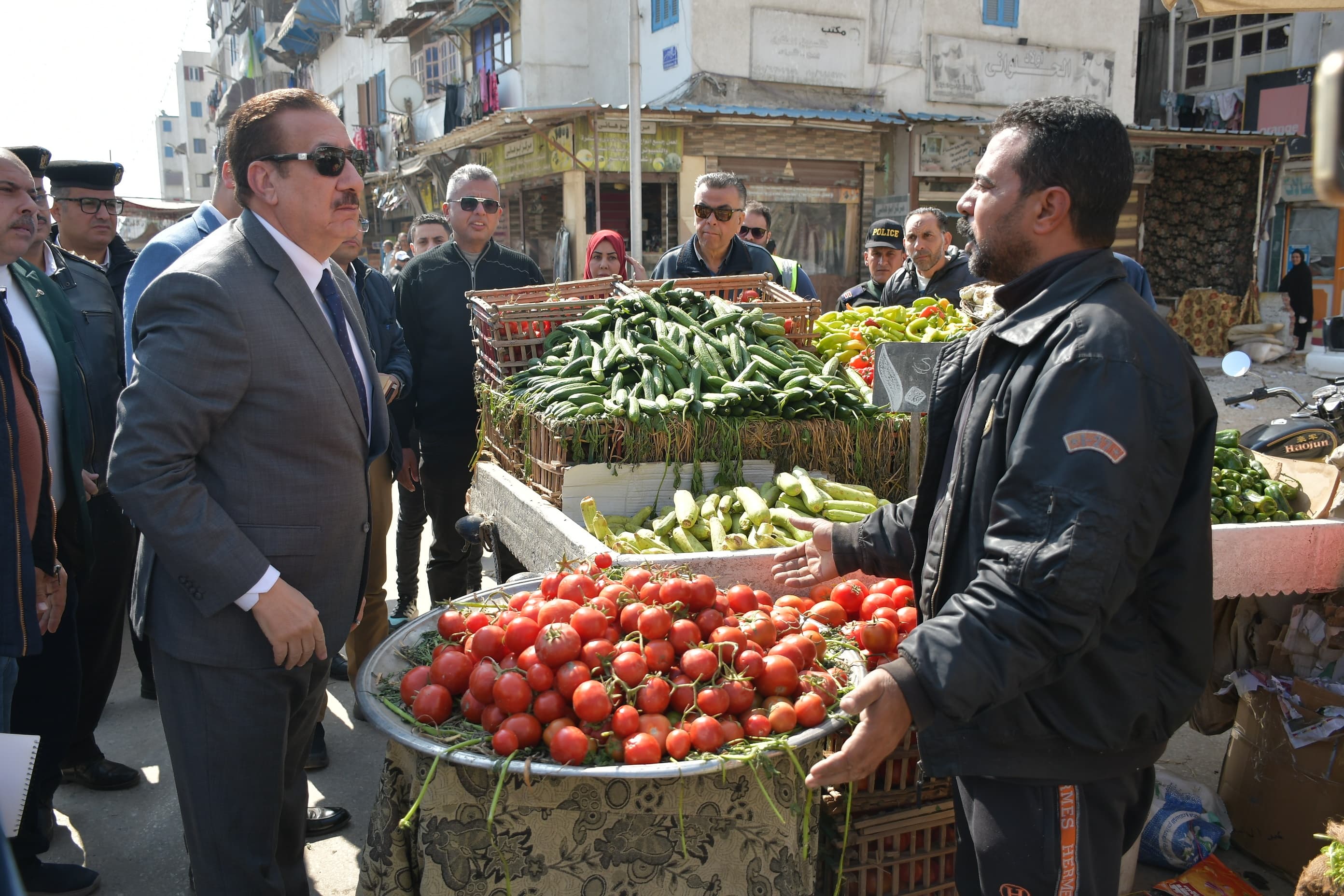 المحافظ مع احد البائعين