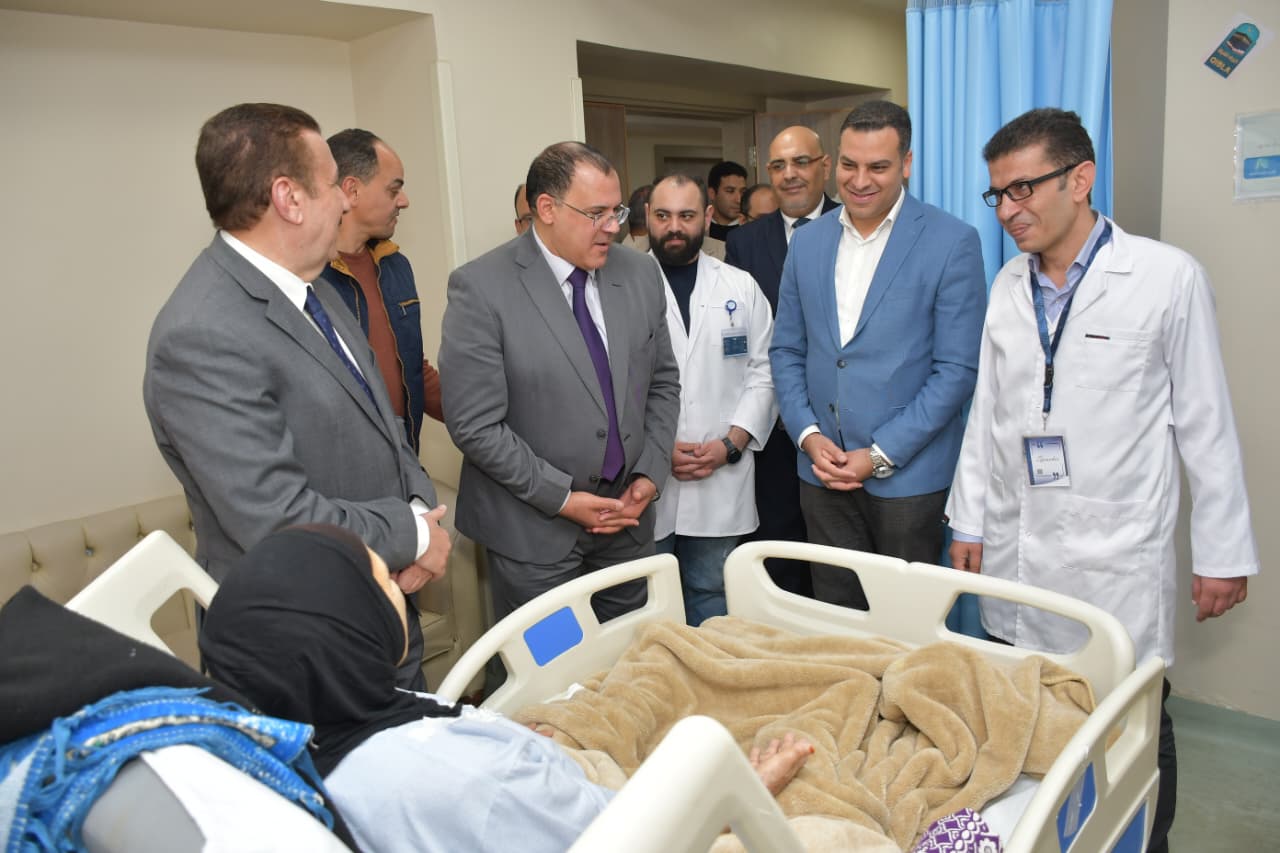 المحافظ وللوفد مع الااعب المحافظ وللوفد مع الااعب