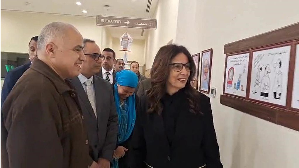 وزيرة الثقافة بمعرض الكاريكاتير