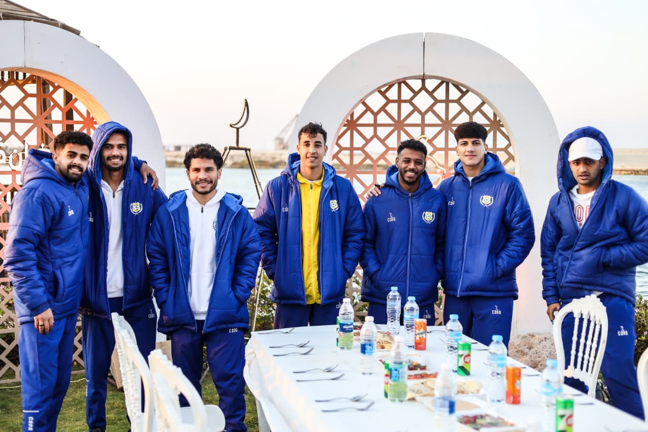 لاعبو الإسماعيلى فى إفطار حسنى عبدربه
