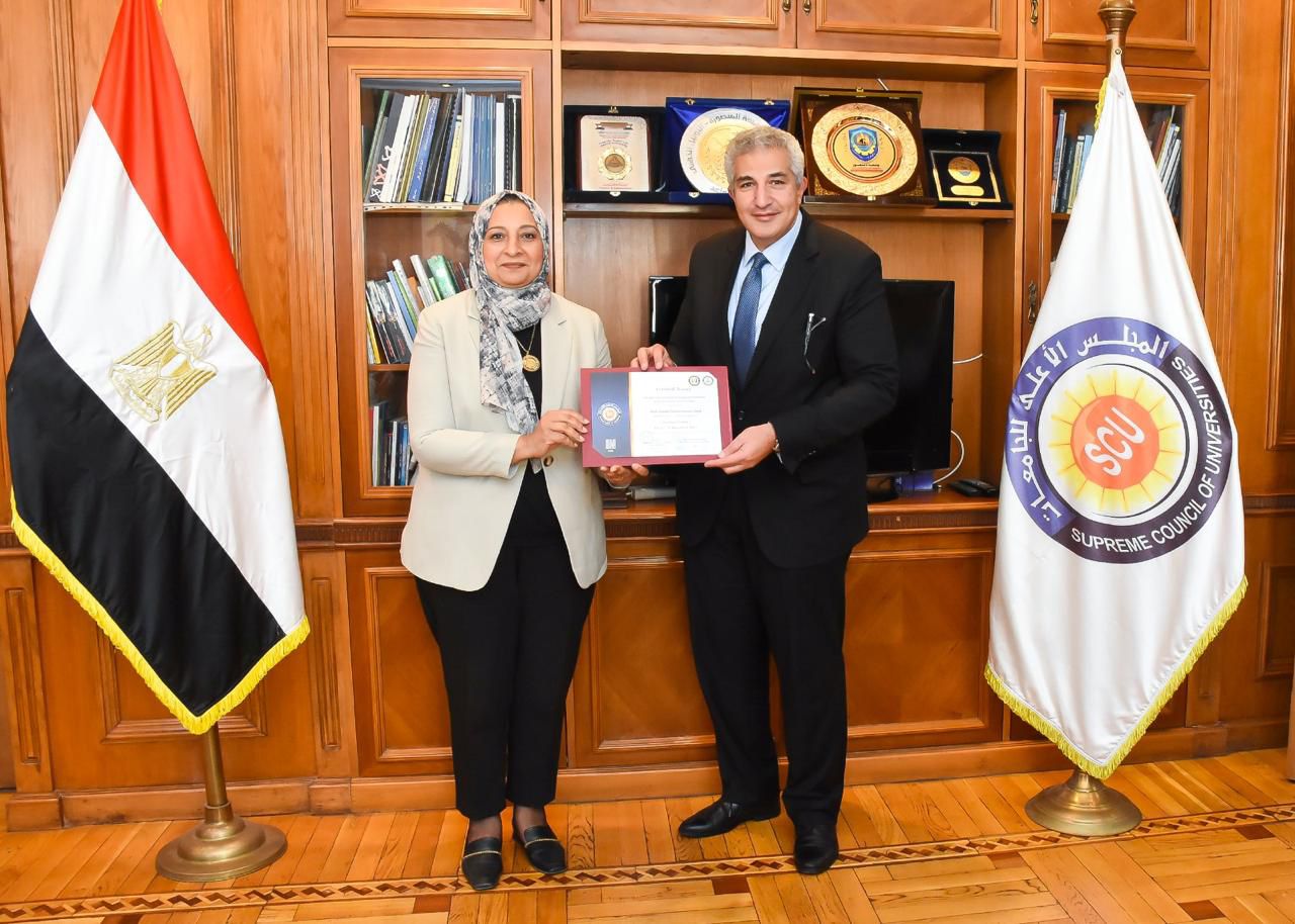 الدكتورة غادة فاروق خلال تكريمها