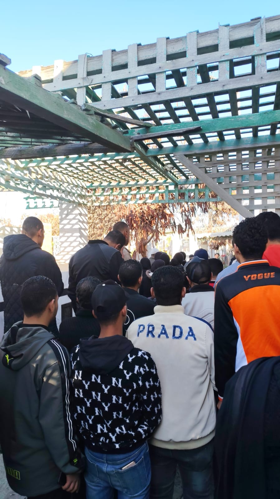 الشباب بالمئات