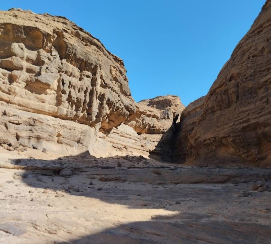 تضاريس جبلية وعره