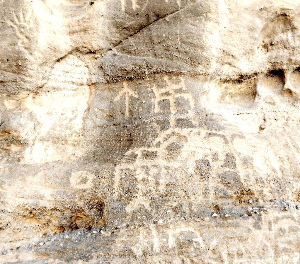 مخربشات قديمة على الصخور