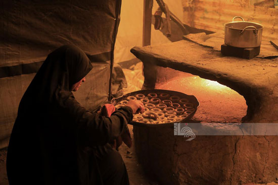 تسوية الكحك داخل فرن من الطين