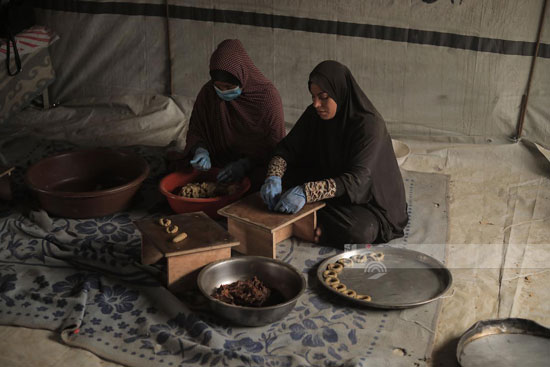 النازحين يقومون باعداد الكحك