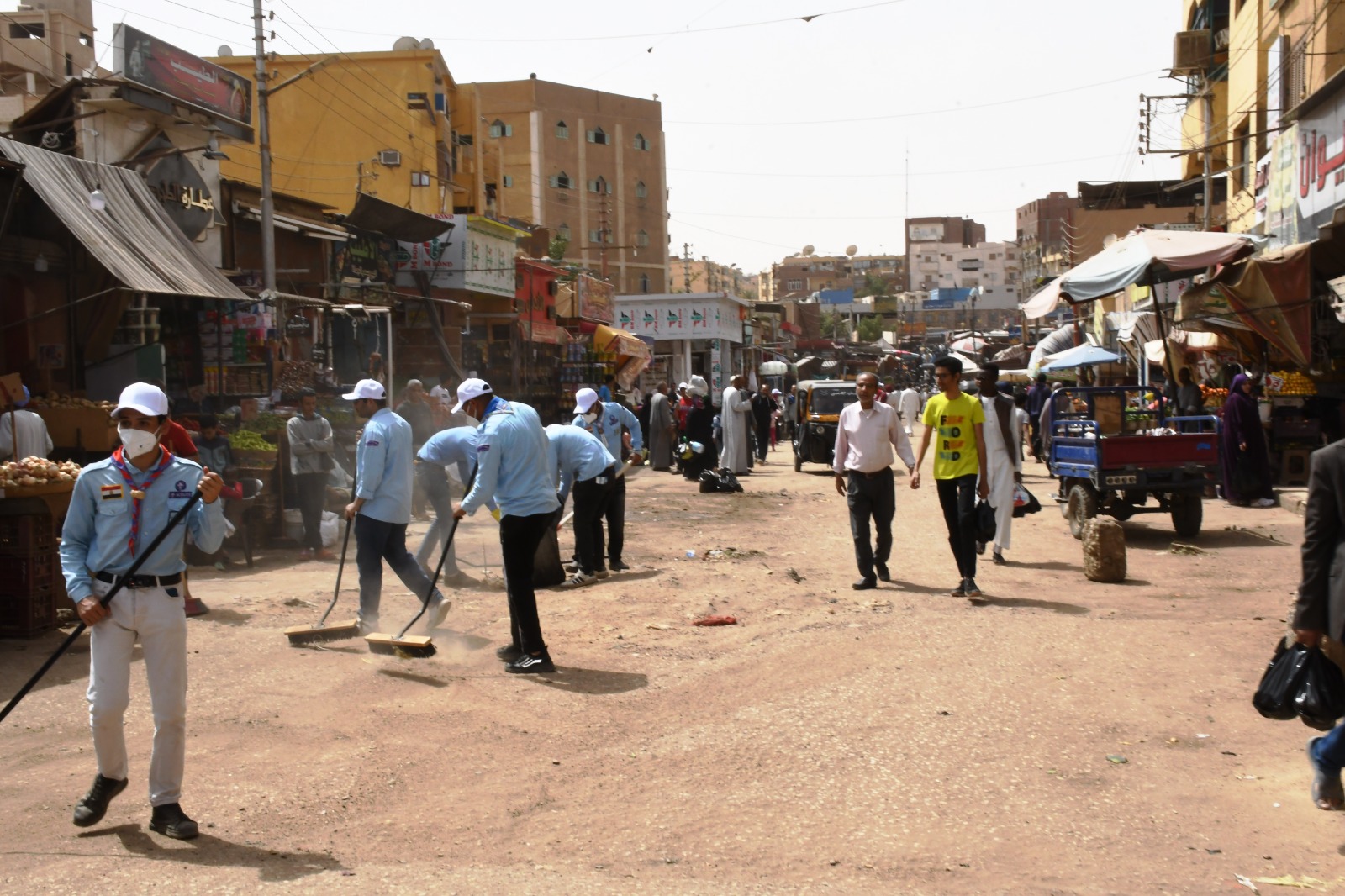 الشباب ينظفون الشوارع