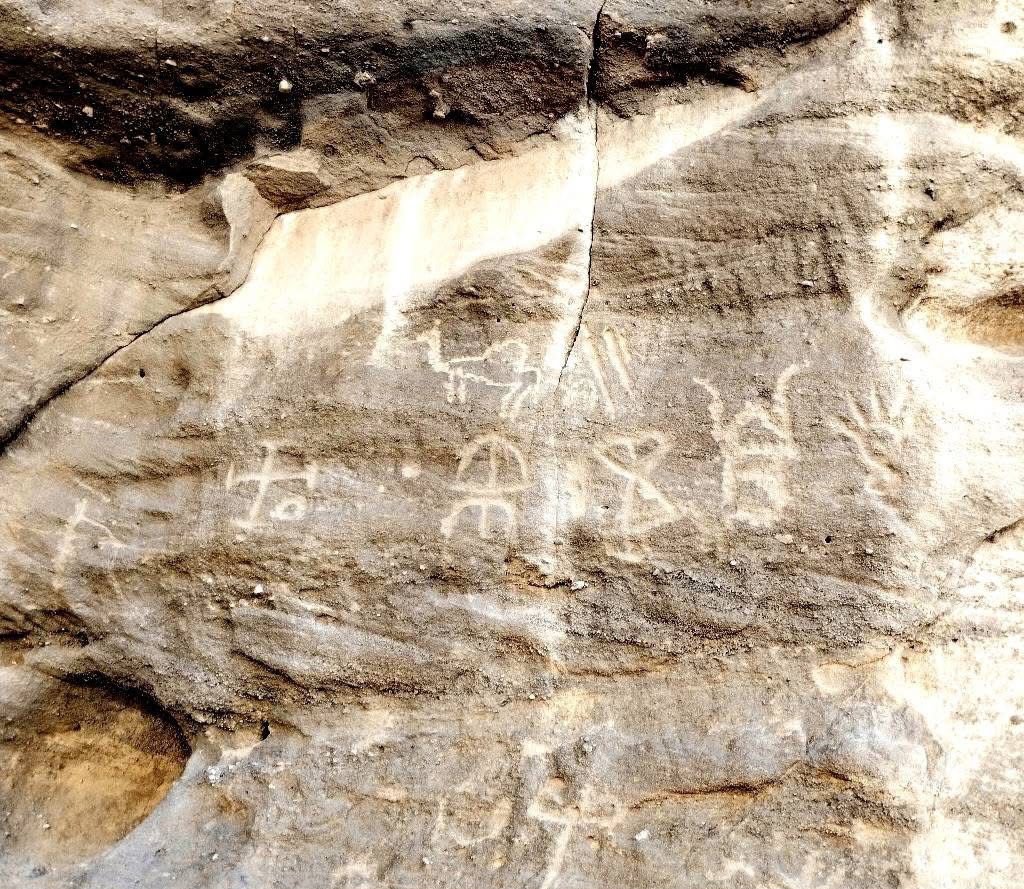 كتابات قديمة على الصخور