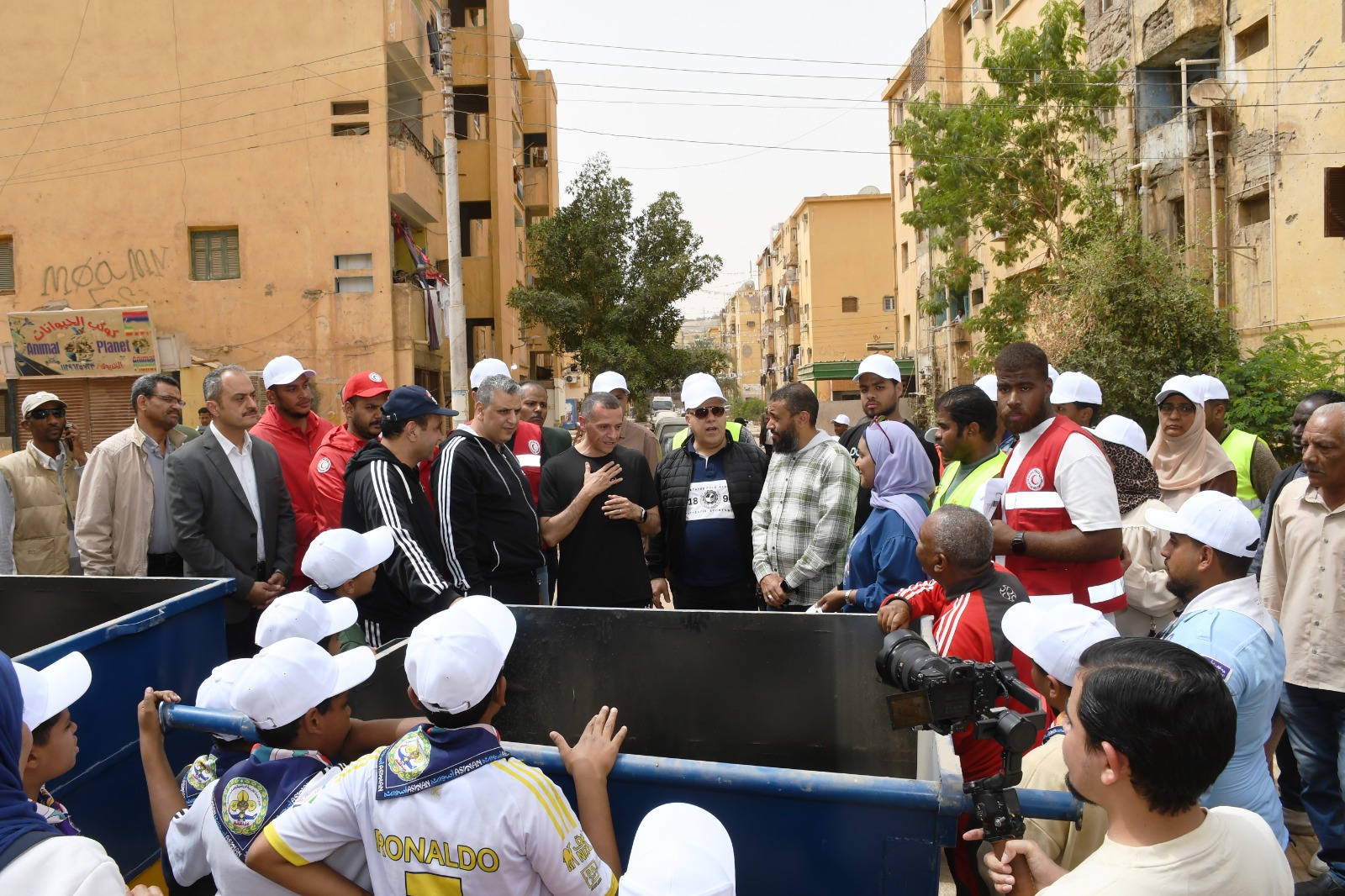 محافظ أسوان مع الشباب