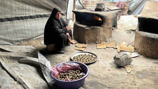 نازحة تقوم بتسوية الكحك