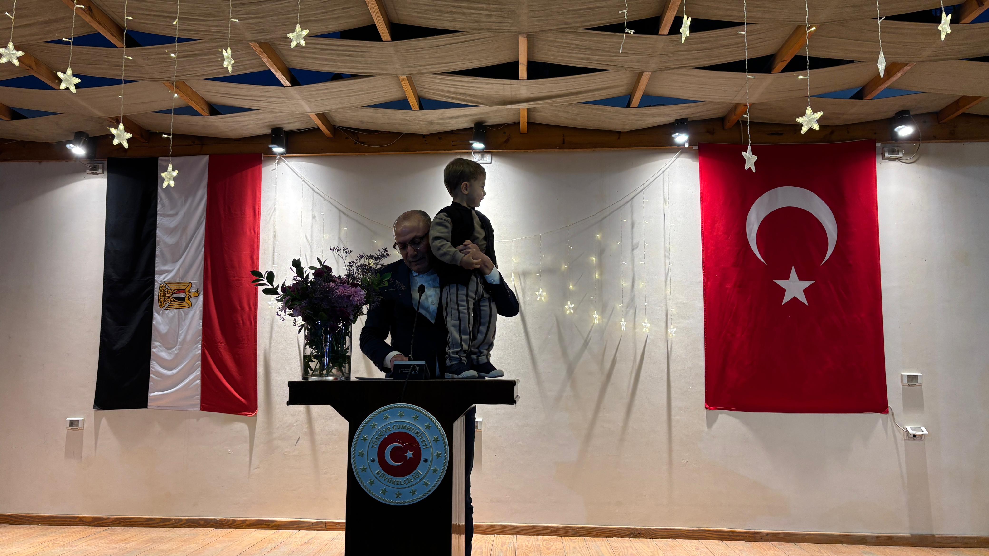 سفير تركيا يمسك بطفل