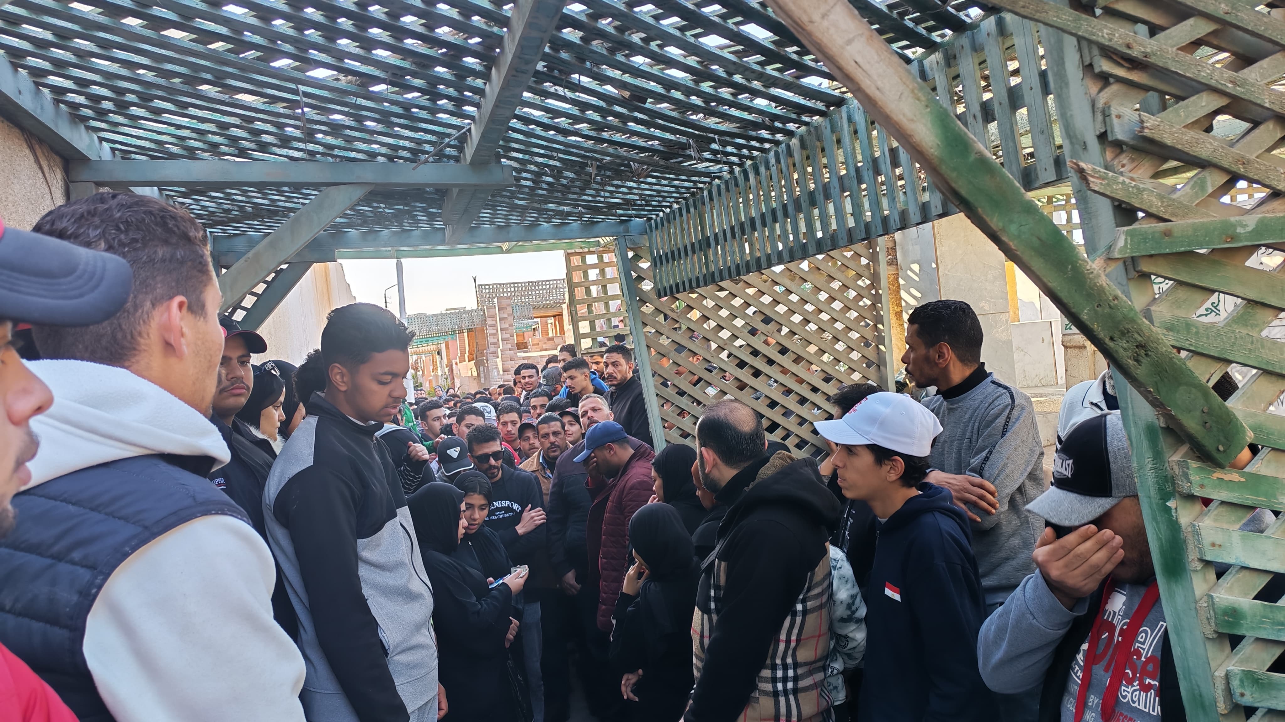 حزن غلي اصدقائه