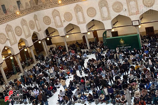 المصلون فى الجامع الأزهر