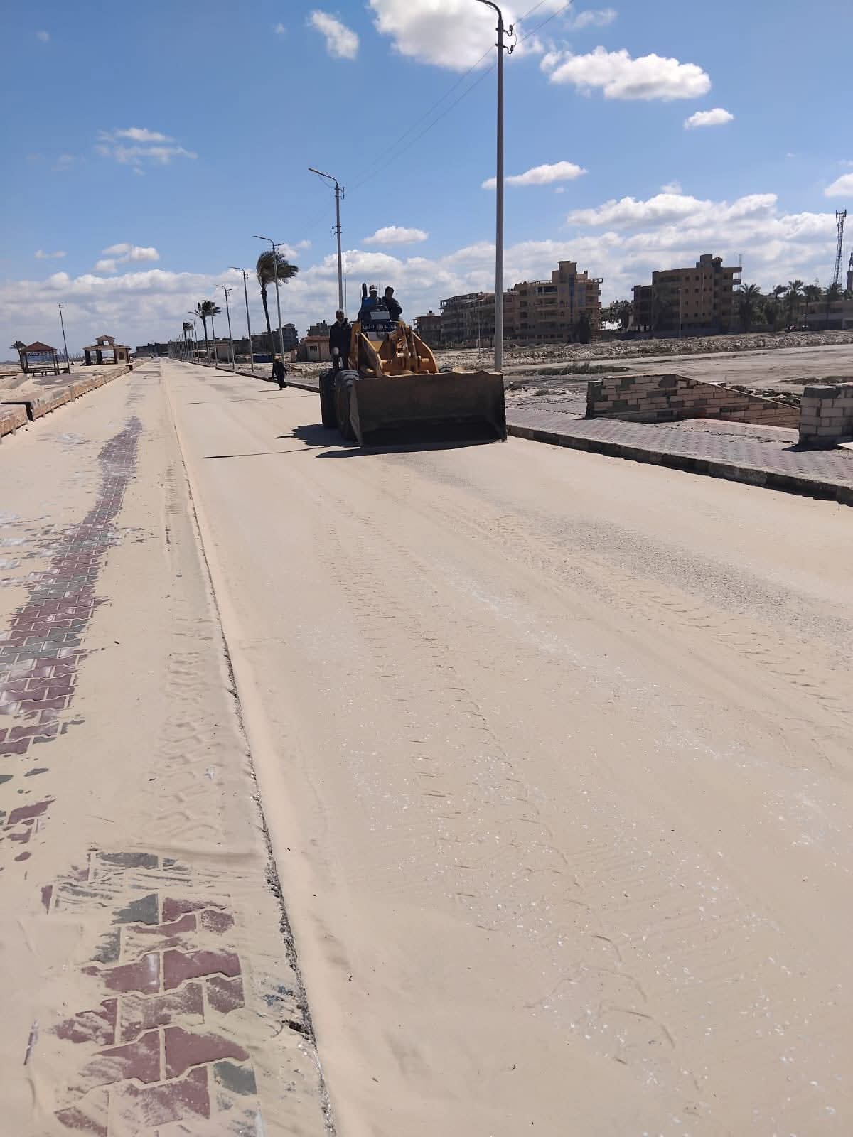 كسح الرمال وتجهيز الكورنيش لعيد الفطر