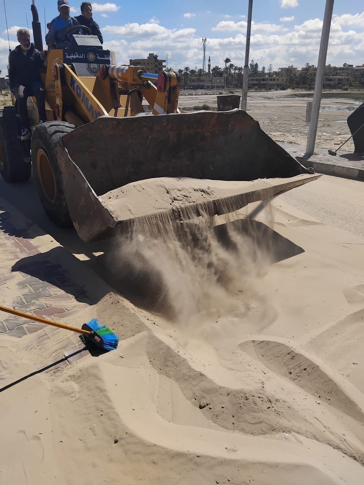 رفع الرمال لتجهيز الكورنيش