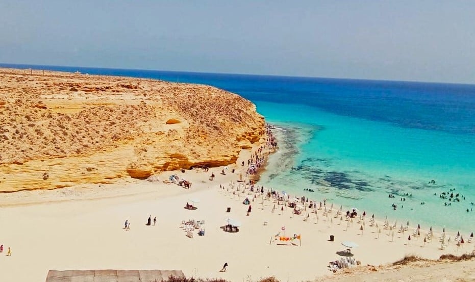 شاطئ وهضبة عجيبة