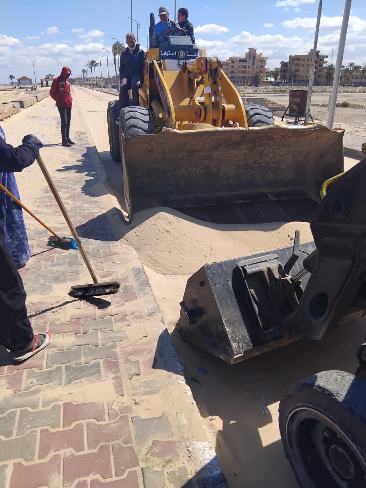 عمل اللوادر علي الكورنيش