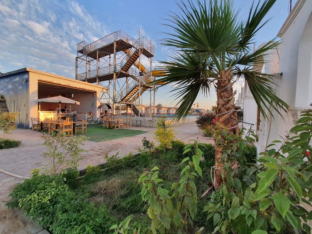 حمام السباحة حمام السباحة