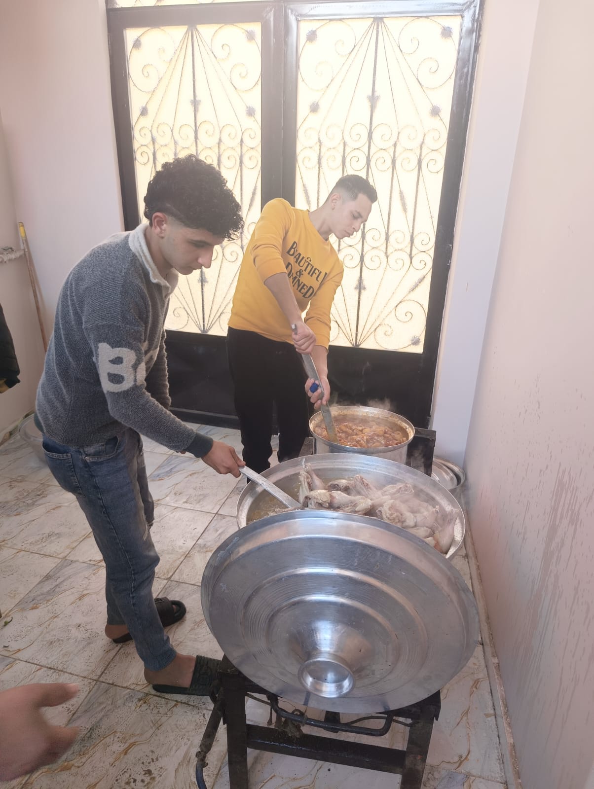 الشباب اثناء تجهيز الوجبات