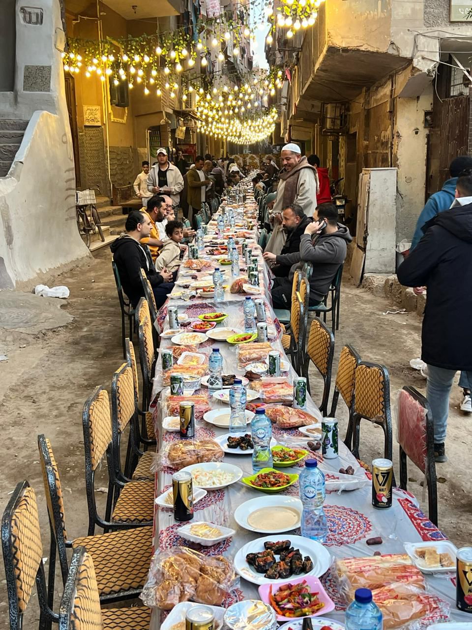 أهالى البراجيل بالجيزة ينظمون إفطارا جماعيا للعام الرابع