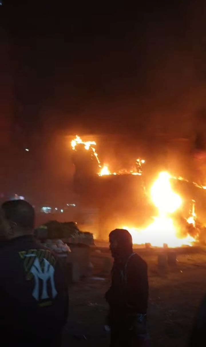 حريق مطعمين ومحل في عقار بكفر طهرمس (3)