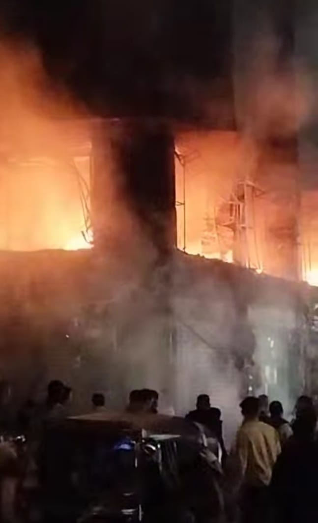 حريق مطعمين ومحل في عقار بكفر طهرمس (5)