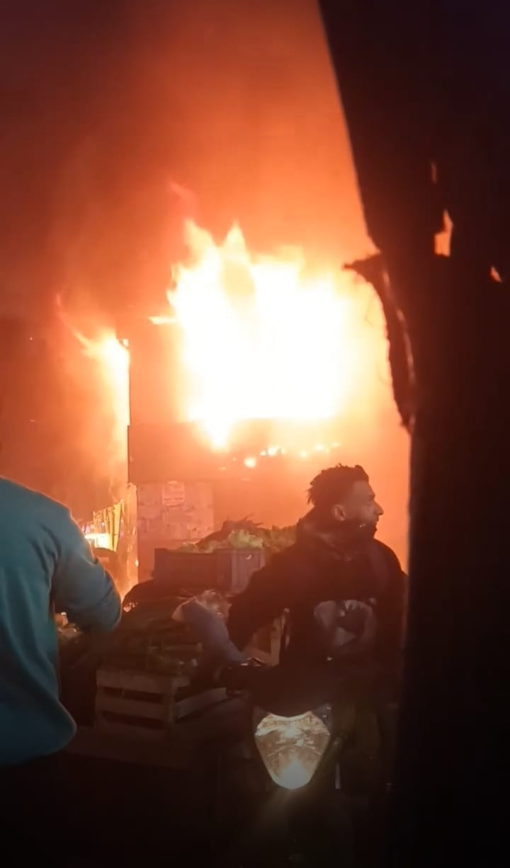 حريق مطعمين ومحل في عقار بكفر طهرمس (7)