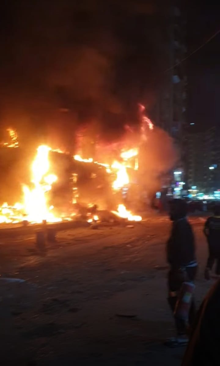 حريق مطعمين ومحل في عقار بكفر طهرمس (6)